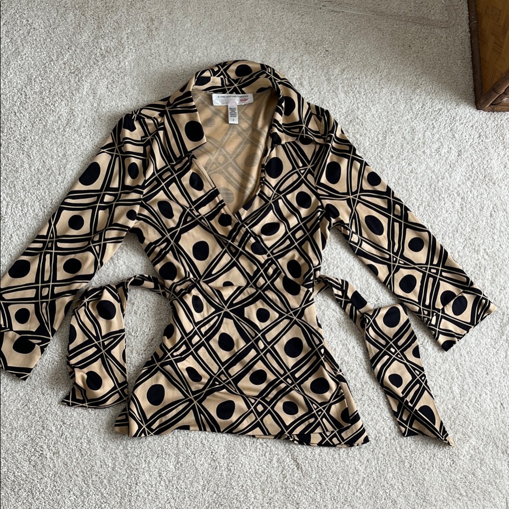Diane Von Furstenberg Black and Tan Graphic Wrap Top